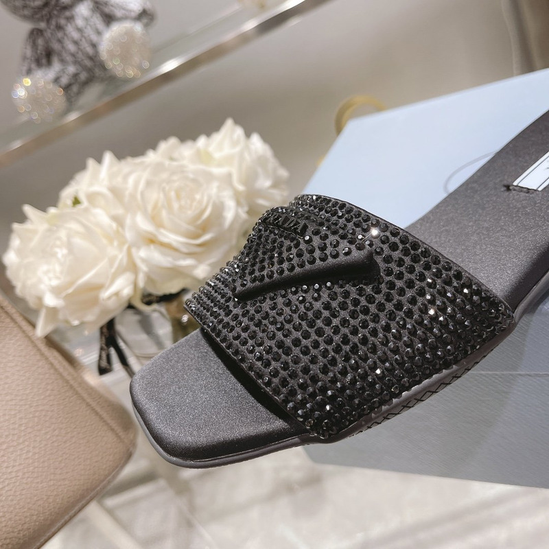 pra*a Di*m*nd slides black