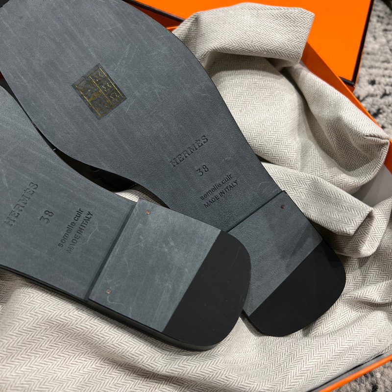 H**mes classic flat in black