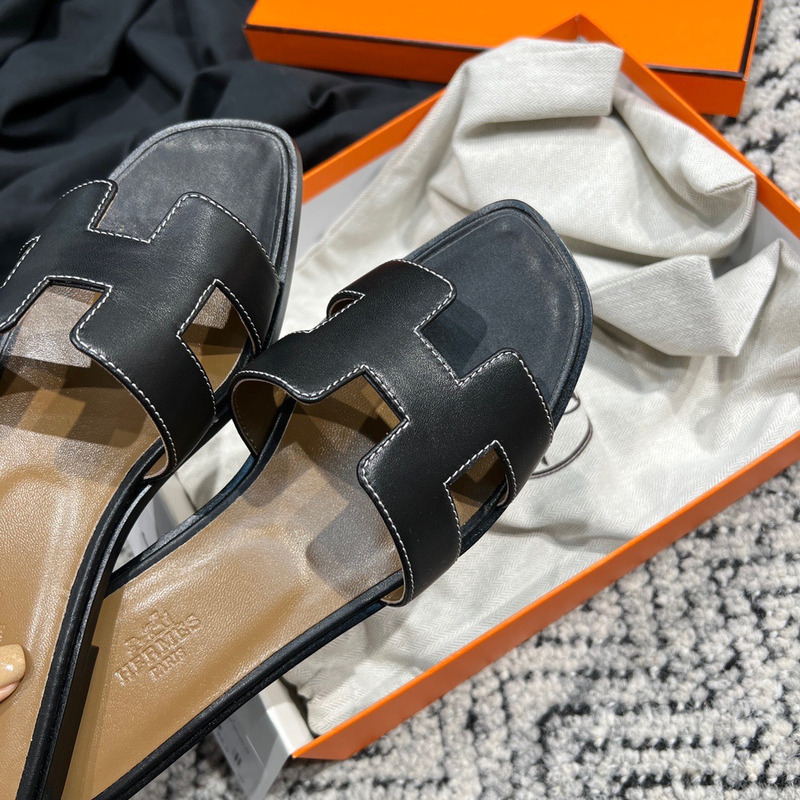 H**mes classic flat in black