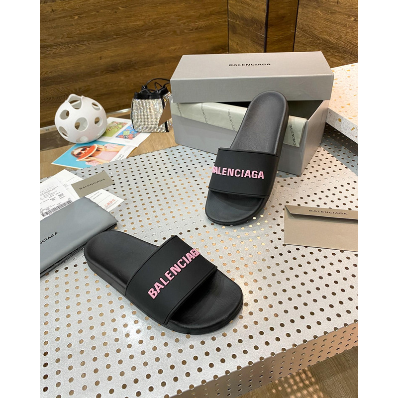 Ba*len*cia*ga pool slide sandal in black rubber with pink 3d Ba*len*cia*ga logo