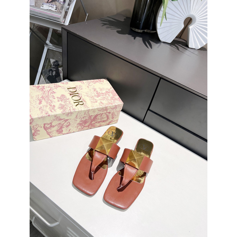 Valentino Garavani Rockstud Flat Sandals in Pink