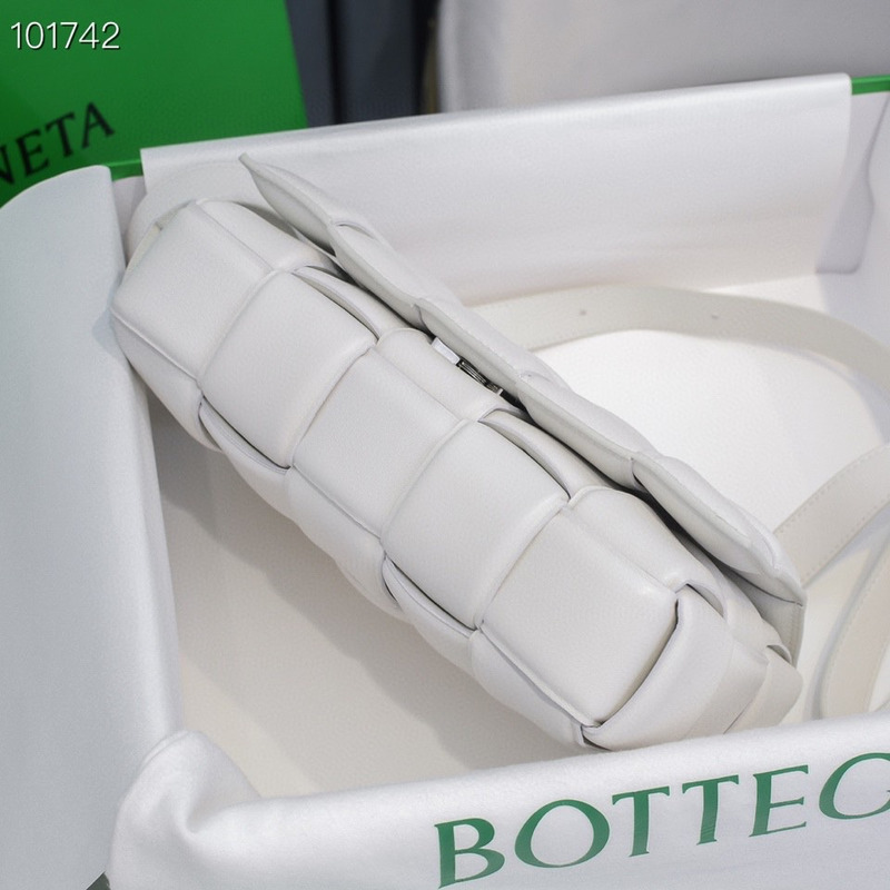 Bo*te*ga ve*ne*ta padded cassette leather shoulder bag white