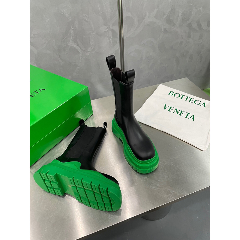 Bo*te*ga ve*ne*ta tire chelsea boot in black and grass