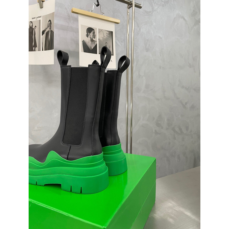 Bo*te*ga ve*ne*ta tire chelsea boot in black and grass