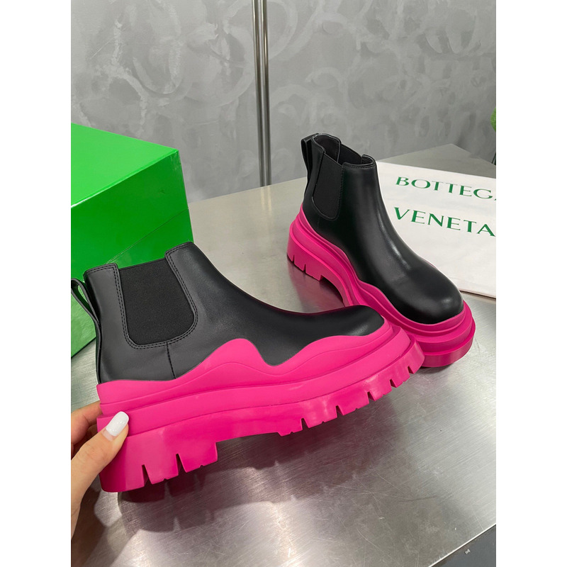 Bo*te*ga ve*ne*ta tire ankle chelsea boot in black and hollyhock