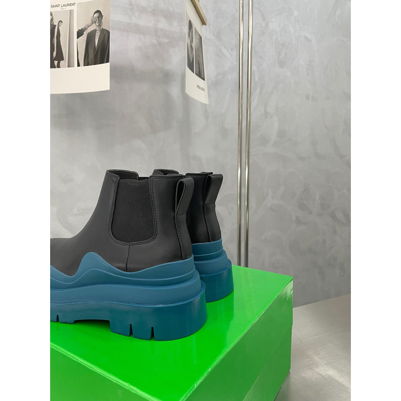 Bo*te*ga ve*ne*ta tire ankle chelsea boot in black and cruise