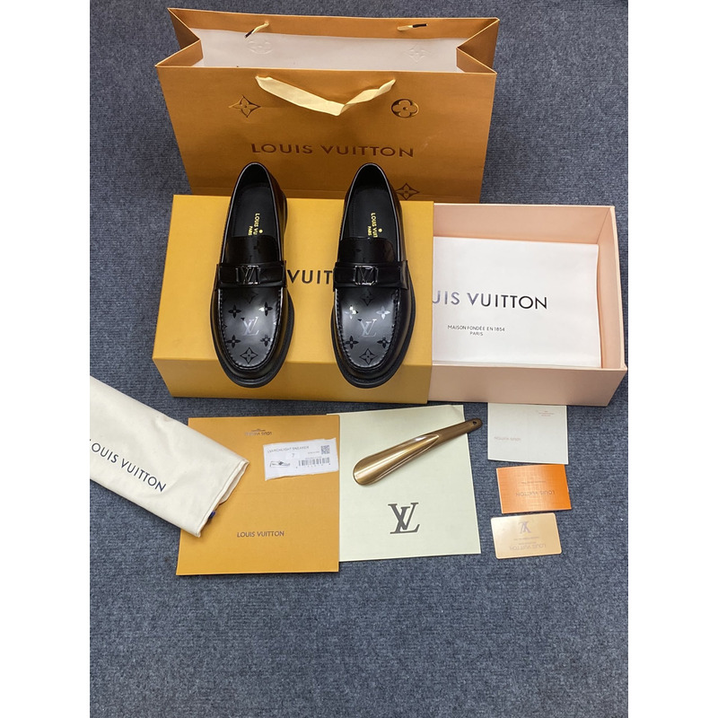 l**is V*t*n major loafer  leather shoes