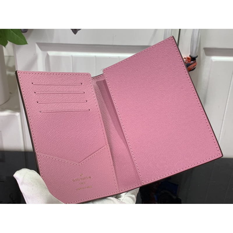 l**is V*t*n paassport cover