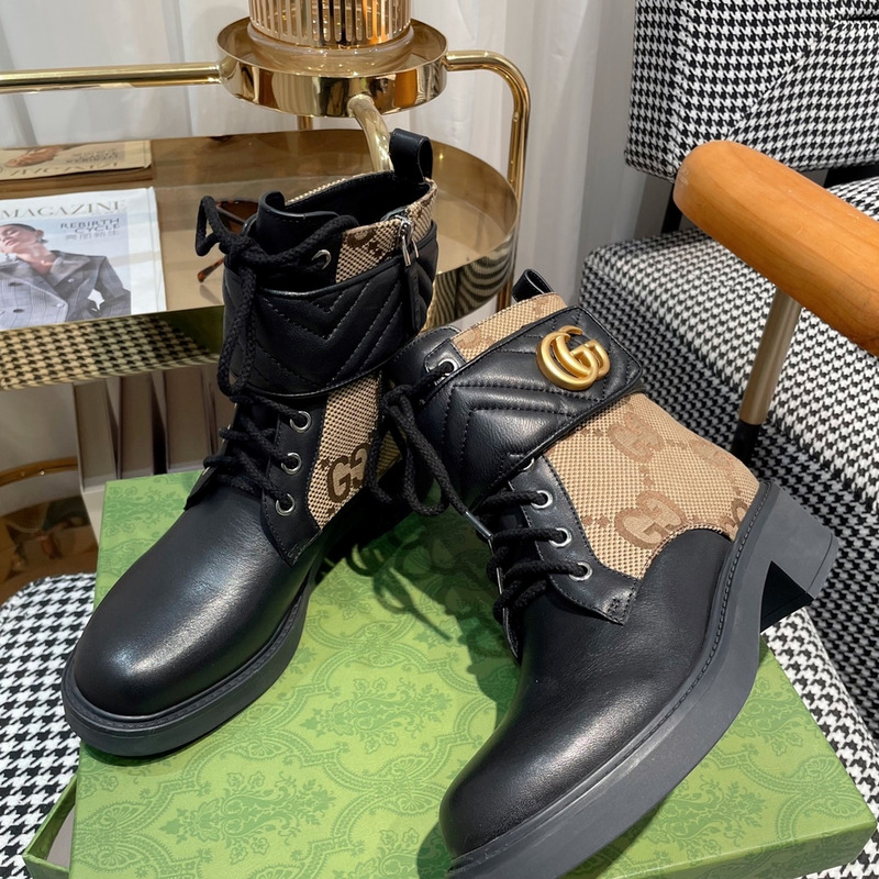 G*u*i logo plaque ankle boots black and brown