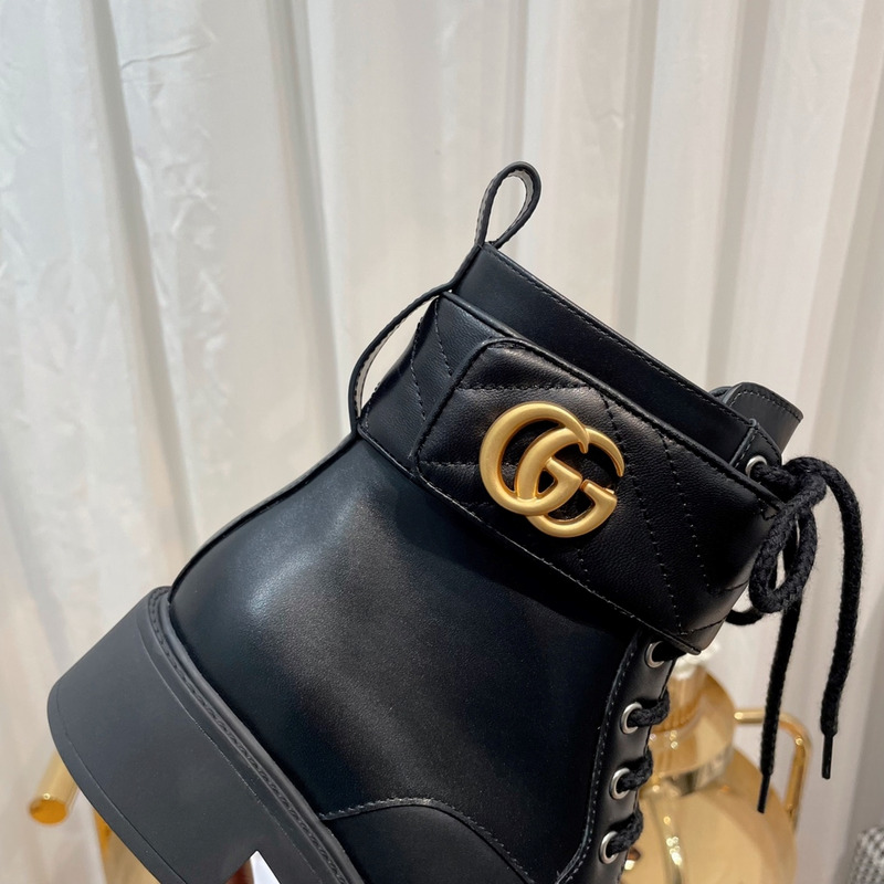 G*u*i logo plaque ankle boots black