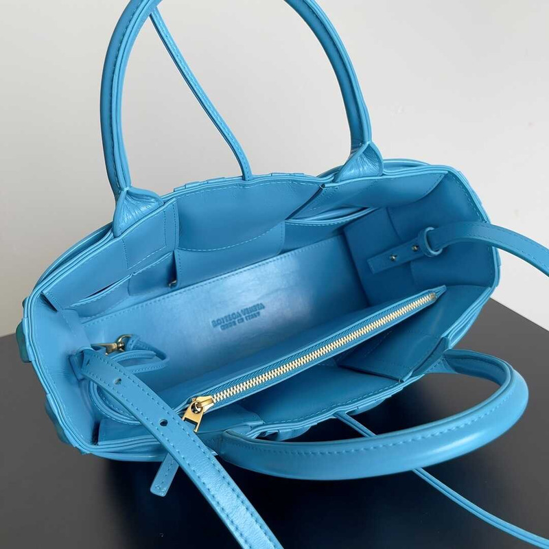 Bo*te*ga ve*ne*ta mini arco tote blue