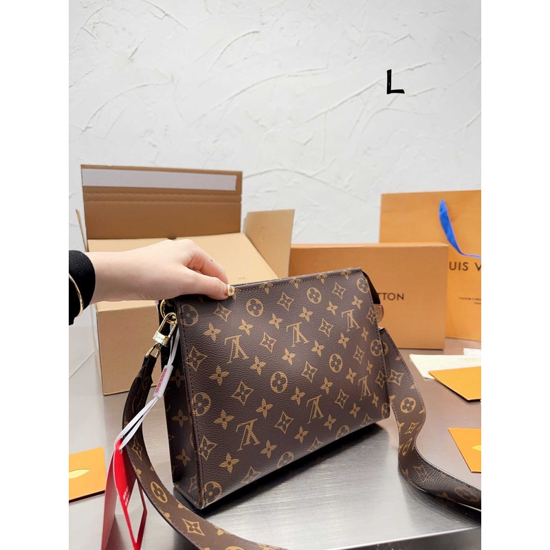 l**is V*t*n toiletry bag