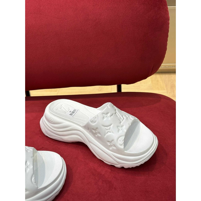 l**is V*t*n pool sandals white