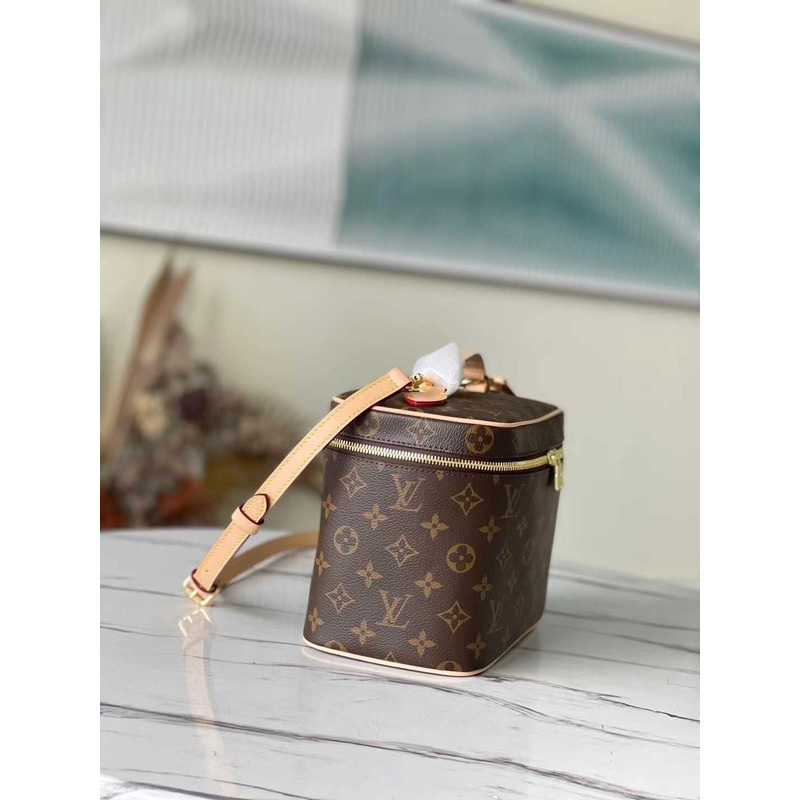 l**is V*t*n cosmetic bag