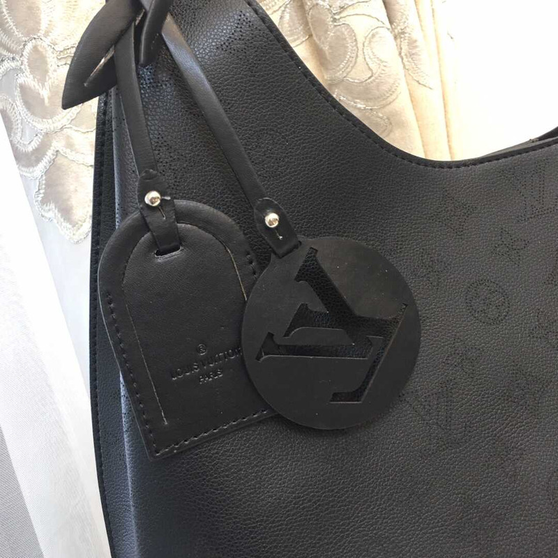 l**is V*t*n carmel mahina leather bag black