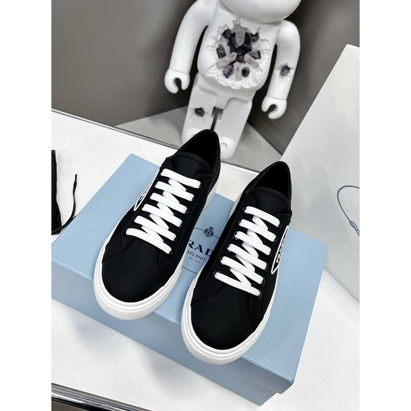Pra*a logo print low top sneakers black