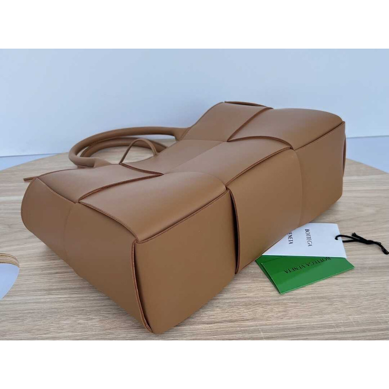Bo*te*ga ve*ne*ta arco lambskin leather tote bag coffee