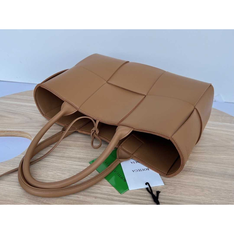 Bo*te*ga ve*ne*ta arco lambskin leather tote bag coffee