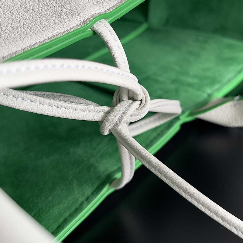 Bo*te*ga ve*ne*ta arco calfskin leather tote bag white