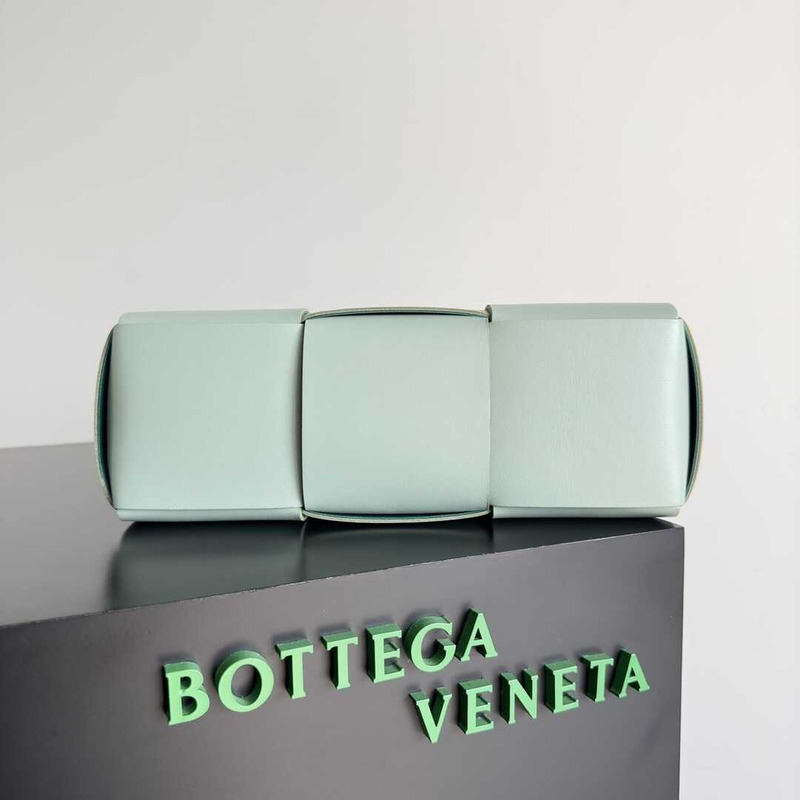 Bo*te*ga ve*ne*ta arco lambskin leather tote bag light green