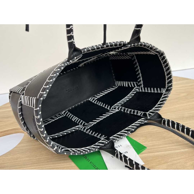Bo*te*ga ve*ne*ta small intreccio leather arco tote bag black