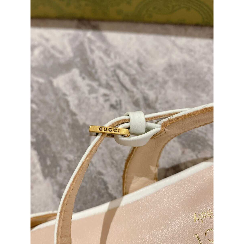 G*u*i logo-plaque leather sandals white