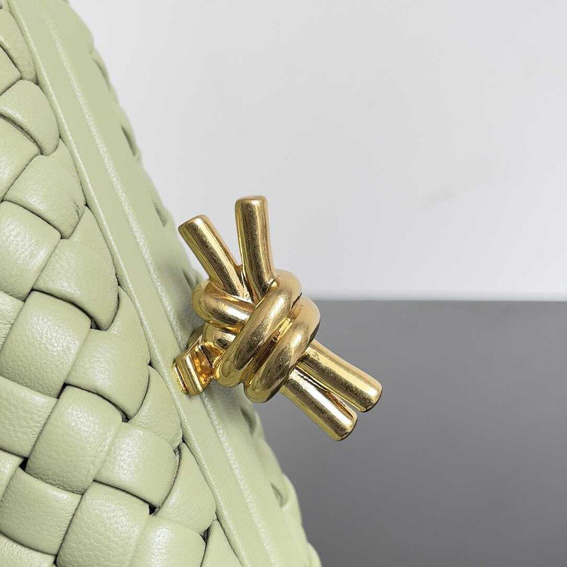 Bo*te*ga ve*ne*ta knot leather clutch light green