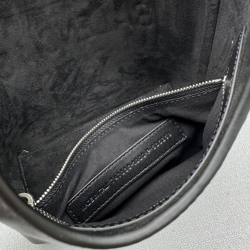 Ba*len*cia*ga mary-kate xs calfskin handbag