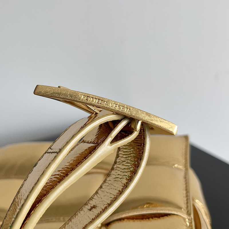 Bo*te*ga ve*ne*ta cassette bag gold