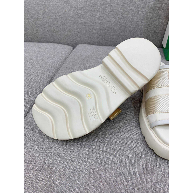 Bo*te*ga ve*ne*ta flash flat sandals white