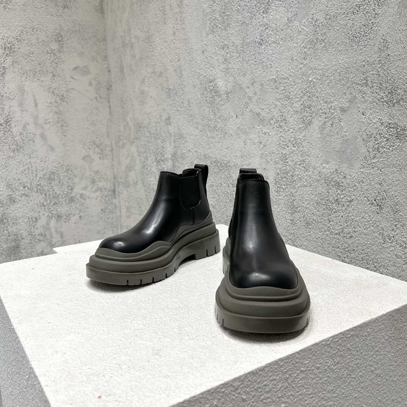 Bo*te*ga ve*ne*ta vegetally-tanned leather cropped chelsea boots