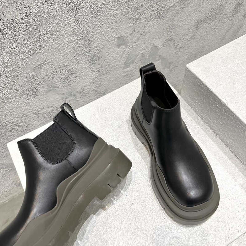 Bo*te*ga ve*ne*ta vegetally-tanned leather cropped chelsea boots