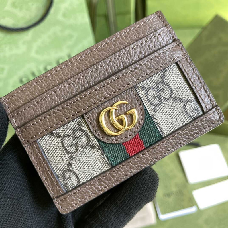 G*u*i card pouch