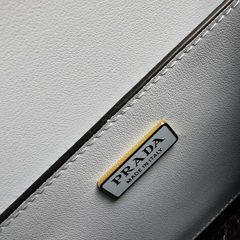 Pra*a emblème leather bag blue