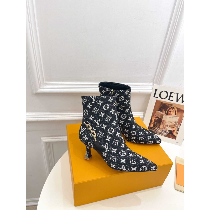 l**is V*t*n ankle short boot heels with chain logo black