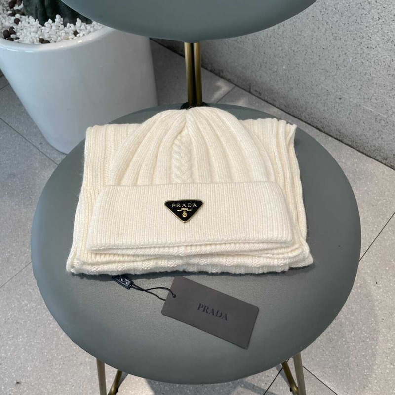 Pra*a knitted cap and scarf white