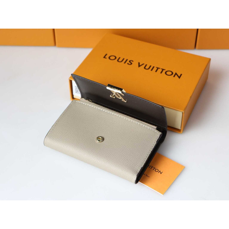 l**is V*t*n capucines wallet pebble color