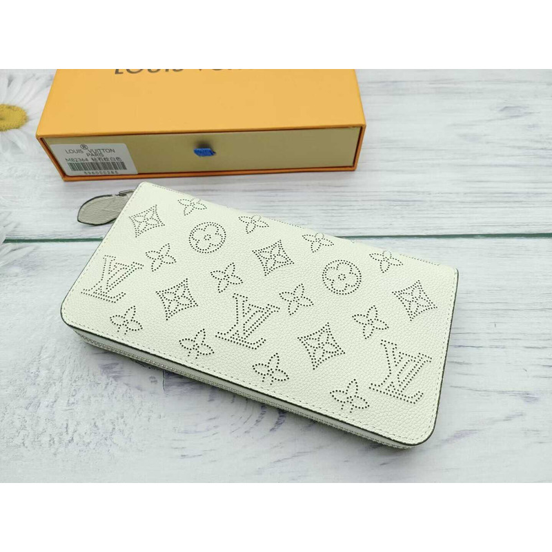 l**is V*t*n zippy wallet white