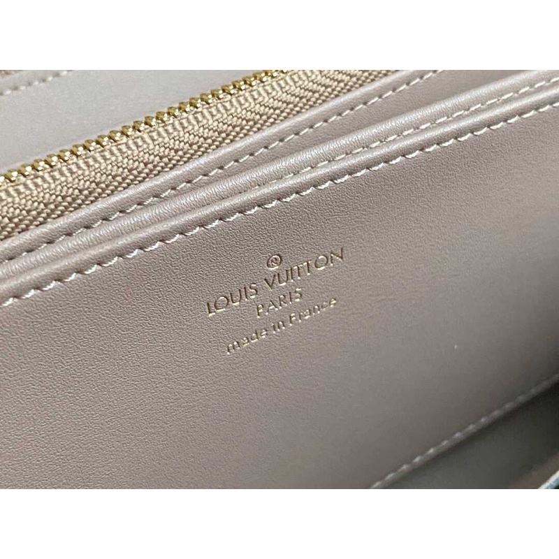 l**is V*t*n  zippy wallet nude pink