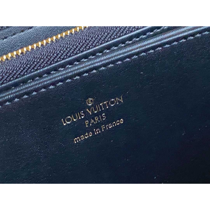 l**is V*t*n zippy wallet black