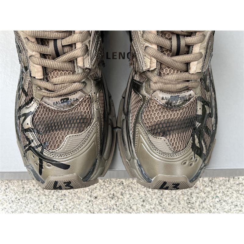 Ba*len*cia*ga graffiti runner sneakers brown
