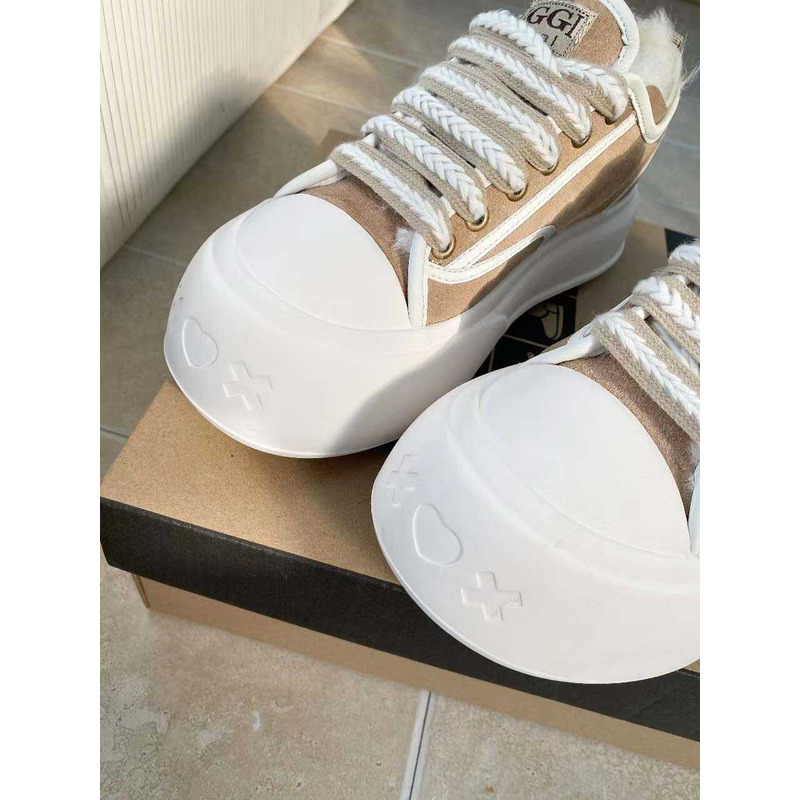 UGG Snow Boots With Edge Stitching Beige