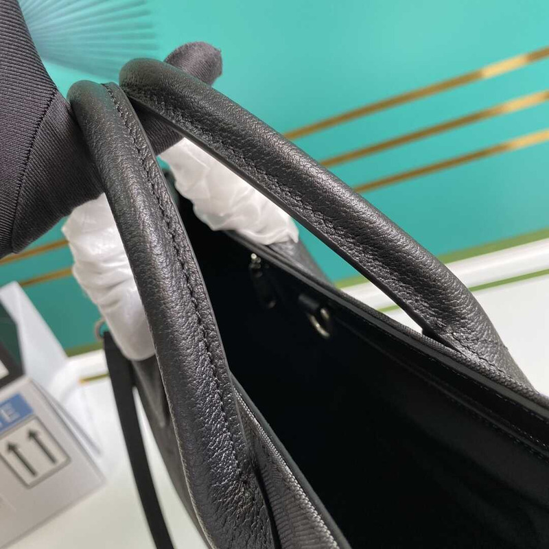 G*u*i off the grid tote bag black