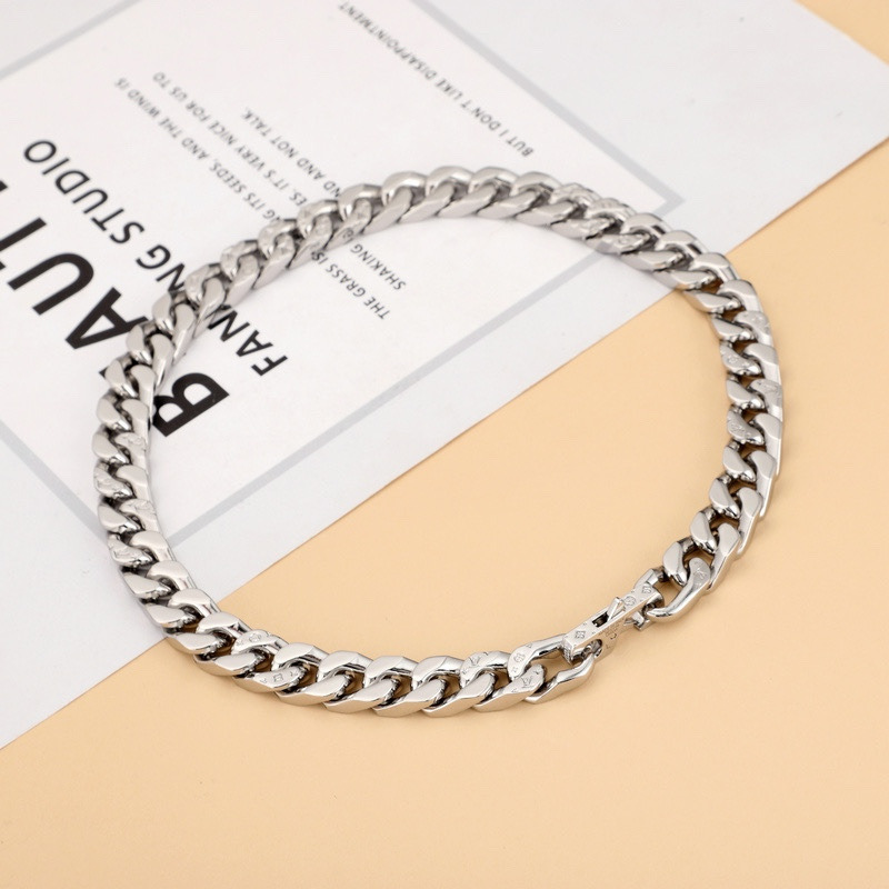 l**is V*t*n chain links necklace engraved monogram silver