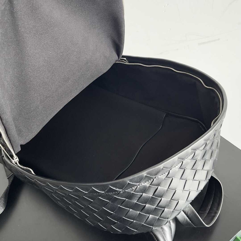 Bo*te*ga ve*ne*ta medium intrecciato backpack arsoise