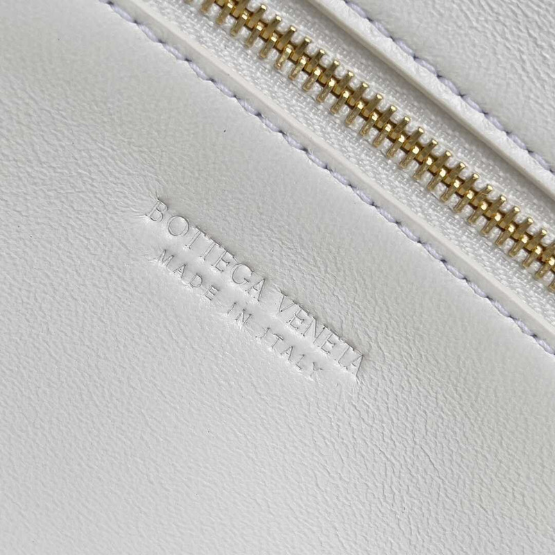 Bo*te*ga ve*ne*ta long clutch andiamo with handle white