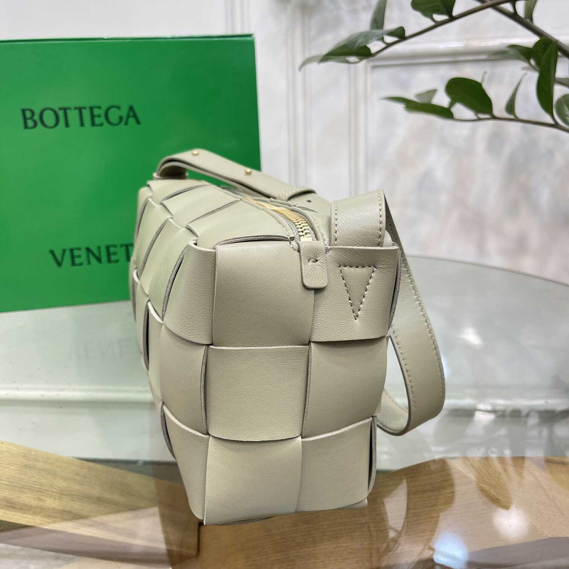 Bo*te*ga ve*ne*ta  small cassette in light green