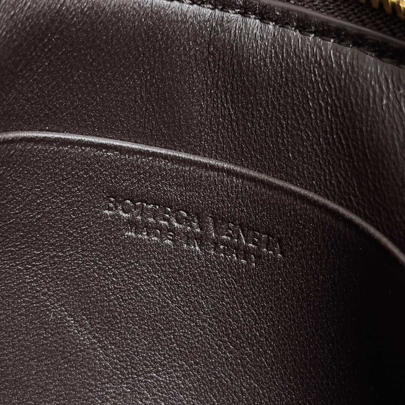 Bo*te*ga ve*ne*ta intrecciato beauty pouch dark brown