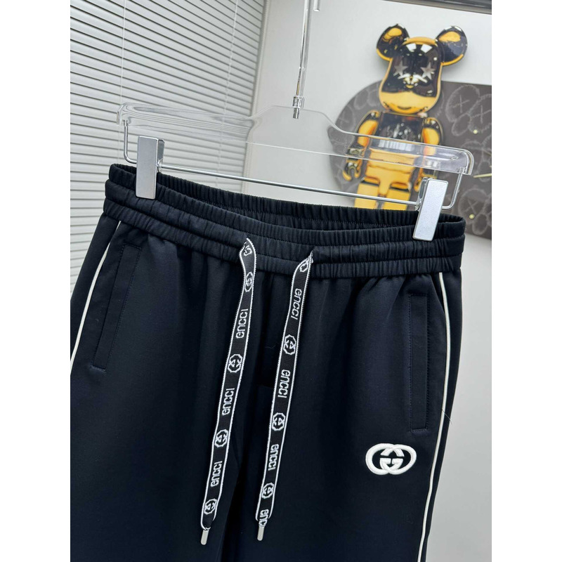 G*u*i logo-print shorts in black