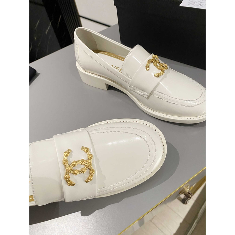 Ch*el moccasins calfskin & metal white